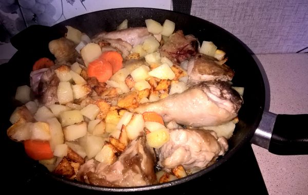 ZHarenaya-kartoshka-s-kuritsej2-600x380 Жареная картошка с курицей