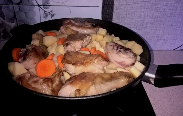 ZHarenaya-kartoshka-s-kuritsej3-600x380 Жареная картошка с курицей