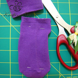 Step-1-Cut-up-the-sock-into-desired-size Как сшить кота из носков?