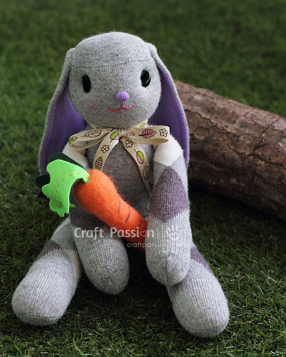 sock-bunny-toy Ушастый зайчик из носков